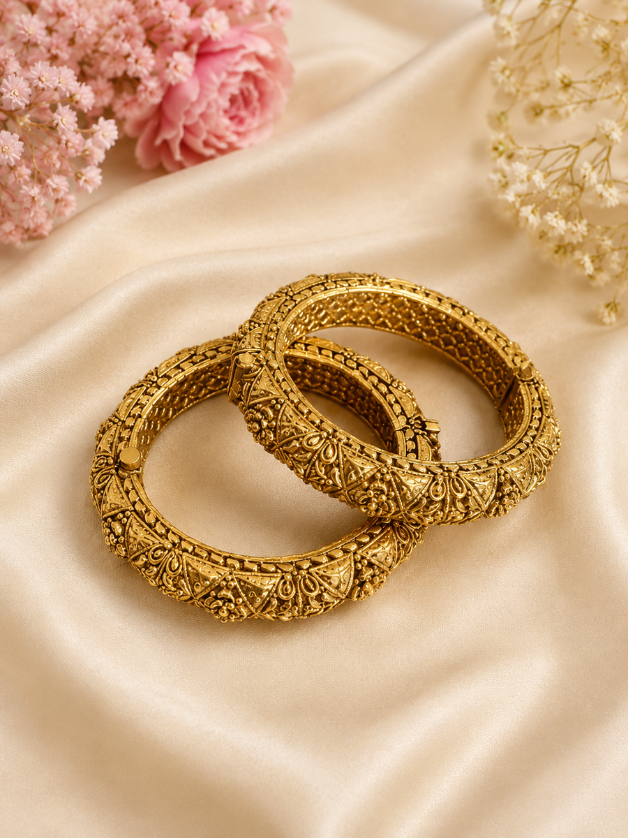 Aarzoo Gold Bangle